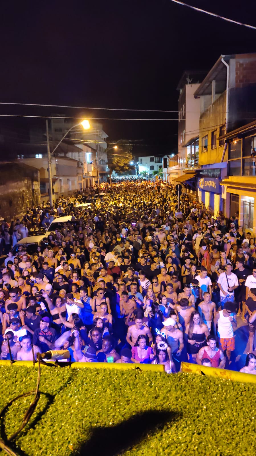 Vídeo: Bloco do Pijama arrasta milhares de pessoas pelas ruas de Santos Dumont
